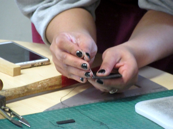 Paola Borde a fait fabriquer des porte-clefs en cuir vévétal à plusieurs enfants...et à leurs parents