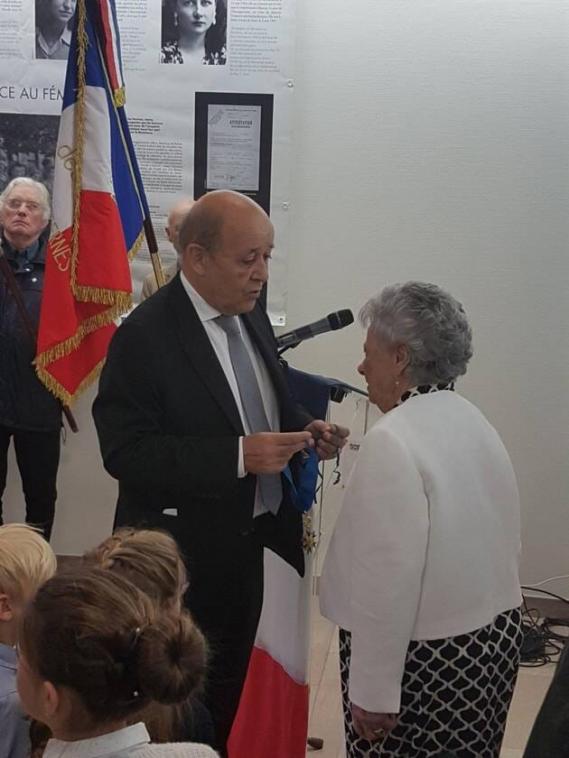 Le ministre des Affaires étrangères, Jean-Yves Le Drian, avait présidé une cérémonie en l’honneur de Denise Le Flohic – Le Graët, et lui avait remis l’insigne de commandeur dans l’ordre national du mérite, en mai 2019.
