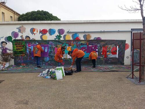 atelier sensibilisation au graff : par petits groupes, durant une heure à la bombe de peinture sur affichette, ouvert a tous a partir de 9ansMarché de noel Gruissan  (11) 1 demi-journée décembre 2015 