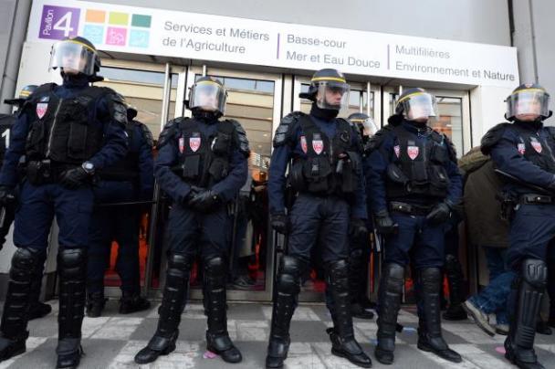 Des CRS prennent place devant l'entrée du Salon qui mène au stand du ministère de l'Agriculture, démonté par des manifestants.