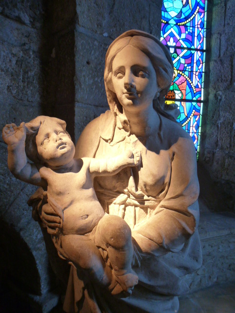 INTERIEUR DE NOTRE-DAME de BEAUGENCY, Vitraux, Chapiteaux, Statuaire ....