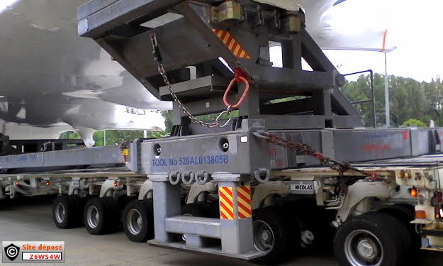 Airbus 380 ,vu sur la deuxième aile,de plus près (a suivre dans les mois qui suivent) calendrier de dèpart de Langon