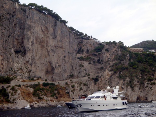 9 Capri, tour de l'île, la via Krupp descend jusqu'à Mari