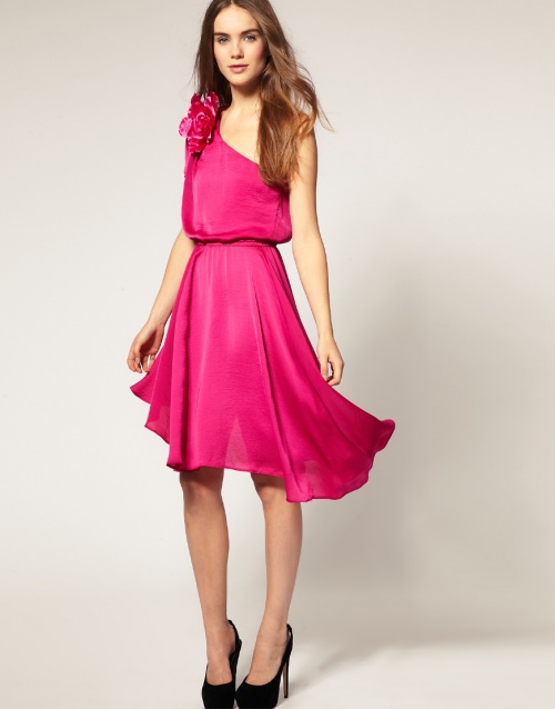 Quelle couleur de chaussures à porter avec une robe rose ?