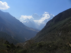 Vallée de la Dudh Koshi Nadi, le village de Phortse (3810m), le Thamserku (6618m) et le Kangtega (6783m)