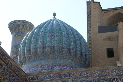 La place du Régistan à Samarcande et la madrasa Sher Dor