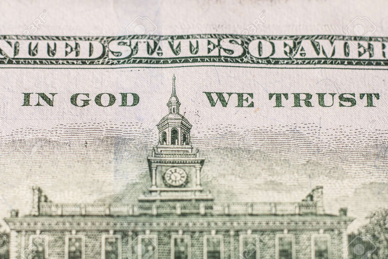 L'inscription "In God We Trust" Sur Un Billet De Cent Dollars Des  États-Unis. Macro Banque D'Images Et Photos Libres De Droits. Image  89354128.