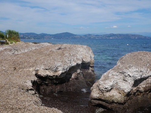 A l'extrémité de la plage de la Moutte