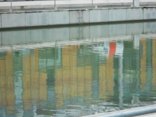 reflets de constructions sur l’eau d’un bassin, quartier de la Confluence Lyon