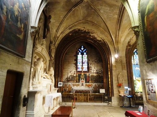Autour de l'église Zaint-Pierre en Arles (photos)