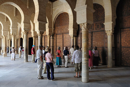 touriste devant la portes de la salle de prière de la grande mosquée de kairouan