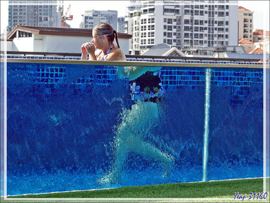 12/09/22 : retour à notre hôtel et rafraichissement dans la piscine située sur la terrasse - Singapour