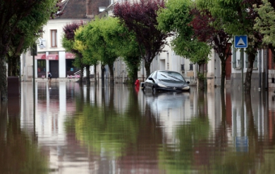 Une voiture submergée à Nemours. Une voiture submergée à Nemours.