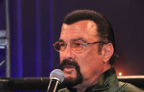 Steven Seagal insulte les femmes journalistes