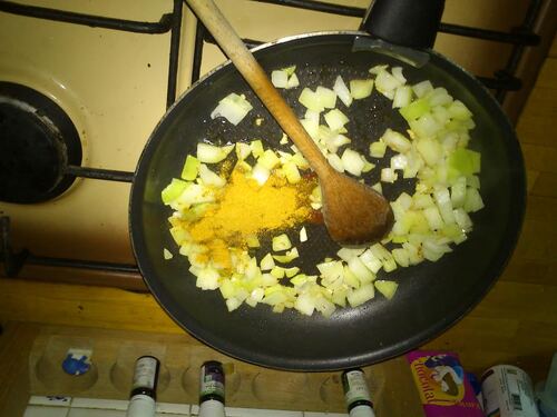 un curry d'aubergine et un riz aux fruits sec pour un repas totalement végétalien