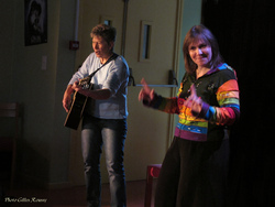 Samedi 16 novembre 2013 - Véronique et la guitare de Cathy content à la bibliothèque de Vesoul