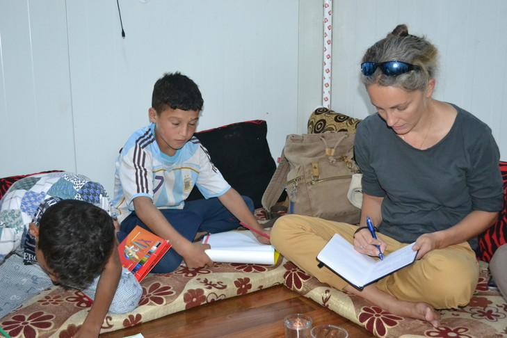 Églantine avec les enfants.