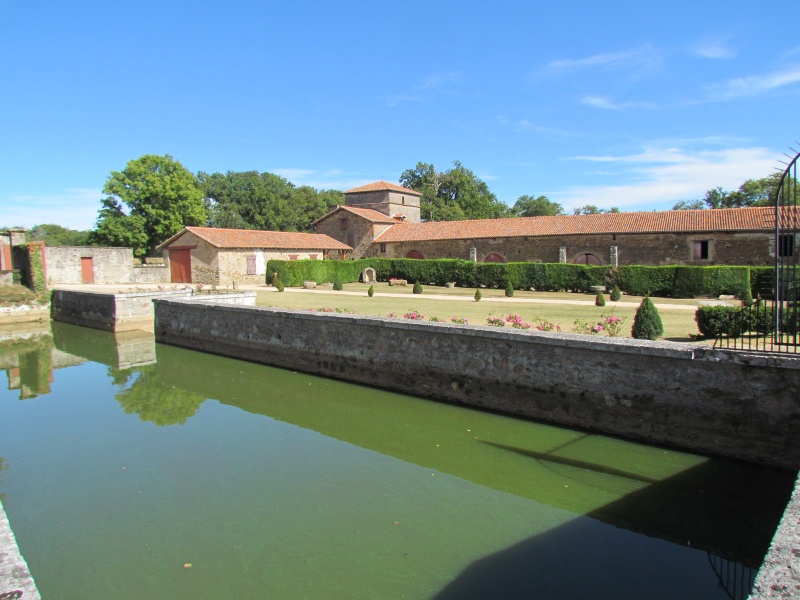 LE CHATEAU DE ROCHEBRUNE A ETAGNAC EN CHARENTE   (16)