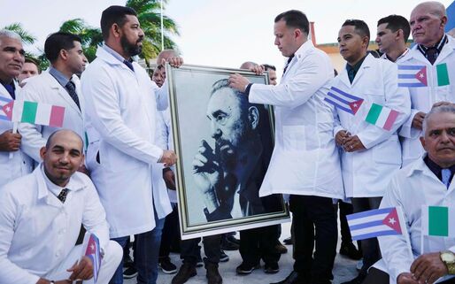  A la Havane (Cuba), le 21 mars, des médecins posent avec une photo de Fidel Castro avant de s’envoler pour l’Italie.