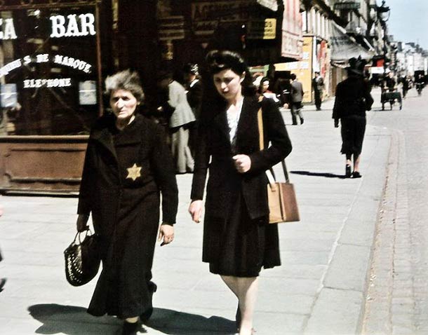 Passants avec l'étoile jaune (obligatoire depuis juin 1942), rue de Rivoli