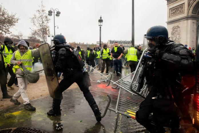 Paris Yellow Vests violent protest near the Arc de Triomphe