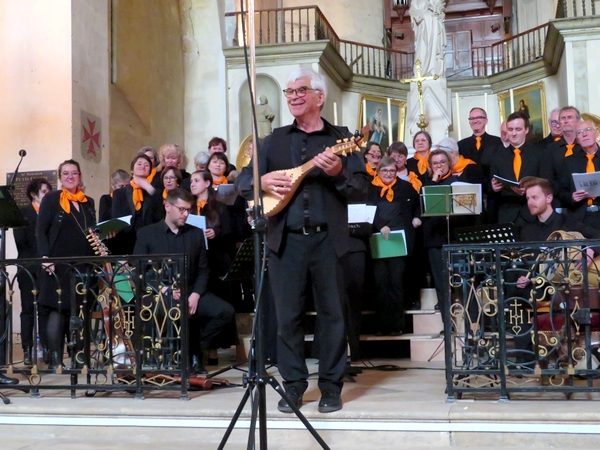 "Sur les chemins de Compostelle" un concert-parcours musical a été proposé par Orgues, Musique et Voix