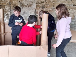 maternelle CE2 et CM : une cabane en carton