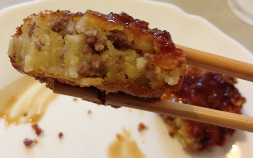 NIKUJAGA KOROKKE – Croquettes de patate à la viande hachée et oignons avec sauce Teriyaki