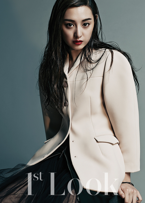 Kim Ji Won pour 1st Look