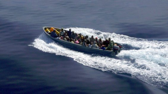 Comme l'Europe en Méditerranée, la France utilise radars, hélicoptères et gendarmes embarqués pour tenter de lutter contre l'immigration clandestine entre Anjouan et Mayotte. © GENDARMERIE NATIONALE / AFP