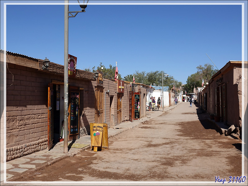 La visite de San Pedro de Atacama se poursuit en sillonnant les ruelles poussiéreuses - Chili