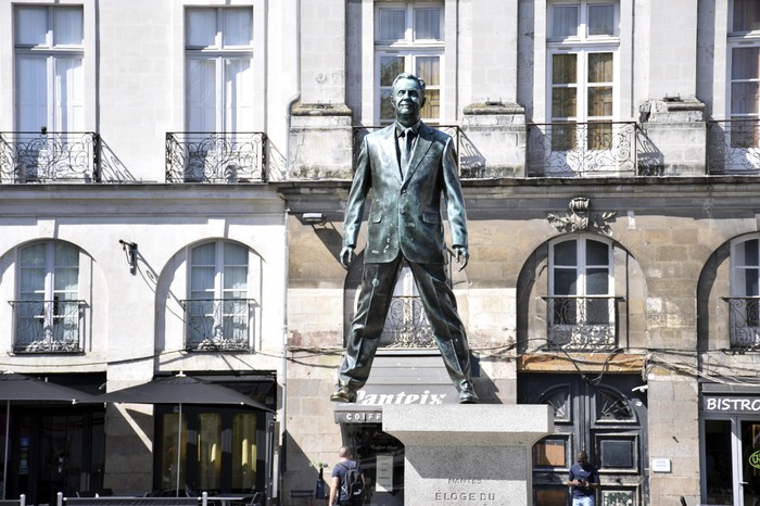 J8 - Nantes - Place du Bouffay - Statue Eloge du pas de coté