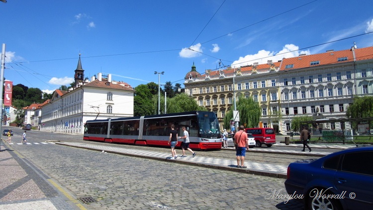 Prague : Tramways, calèches et vieilles voitures.