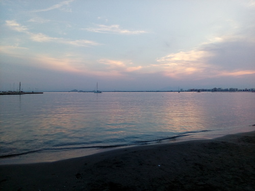 Coucher du soleil sur la plage à Rosas (Espagne)