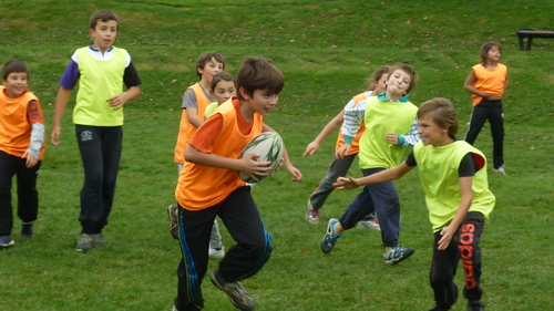 Lr rugby à l'école du Louvarou