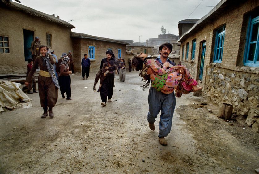 Habitants du village Kurde de Baneh après un bombardement iranien en  1980