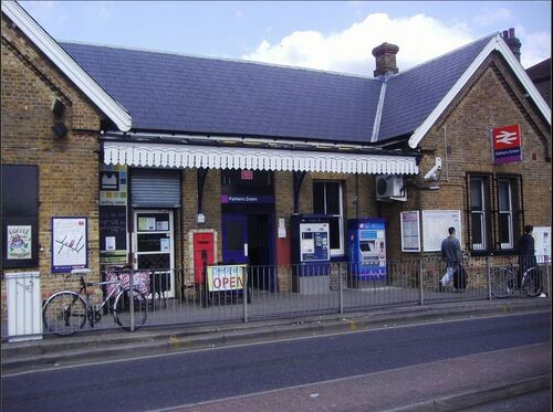 Palmers Green train station