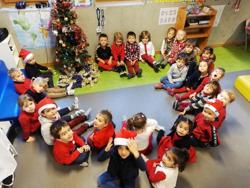 En arrivant en classe le dernier jour avant les vacances de Noël, nous avons eu la jolie surprise de découvrir des cadeaux et des papillotes sous le sapin de notre classe !  Il y avait un paquet pour chaque enfant de la classe avec dedans 2 livres !