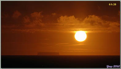 24/03/2022 : réveil de bonne heure et, enfin, un semblant de ciel dégagé avec le jour qui pointe son nez. Aujourd'hui, ce sera Siple Island, 73°51′ S 125°50′ W