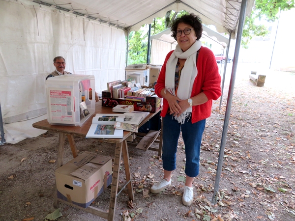  Dans une ambiance très sympathique, la foire aux livres et aux vieux papiers a eu lieu  au jardin de la Mairie