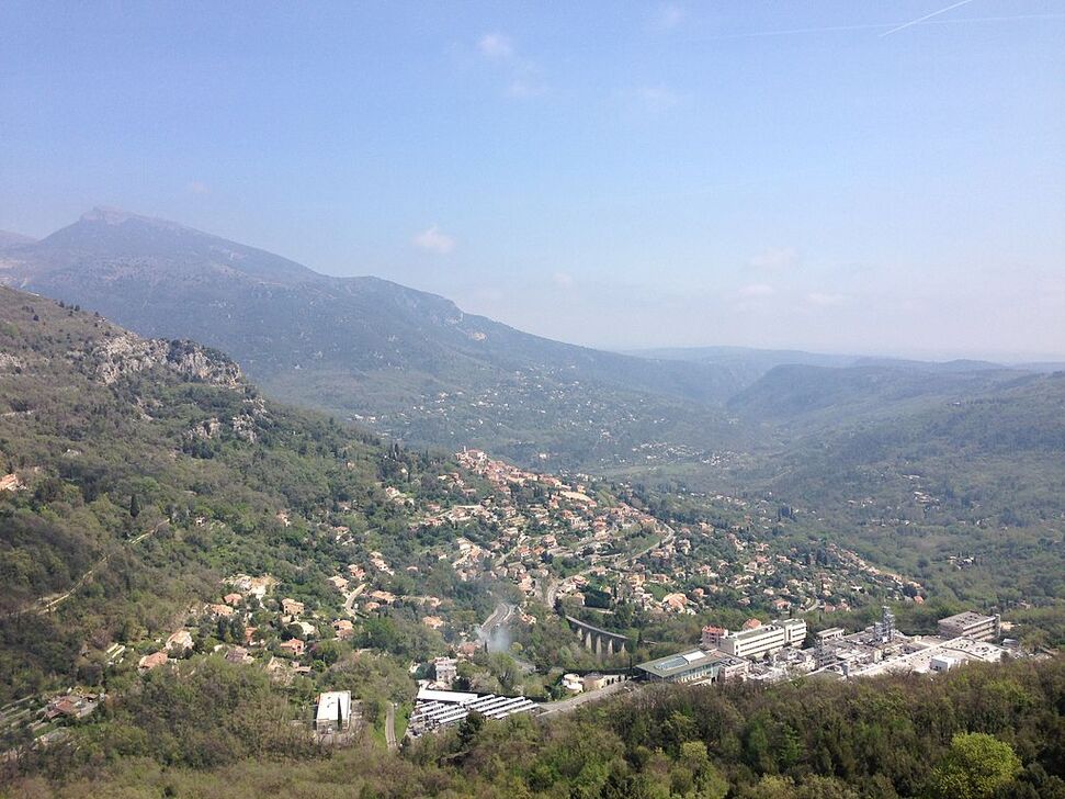 Bar-sur-Loup from up high.JPG