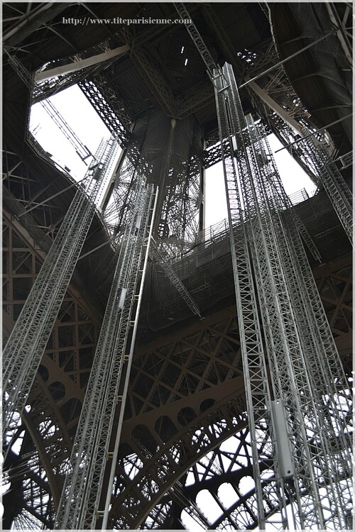 La tour Eiffel prisonnière d'interminables travaux 