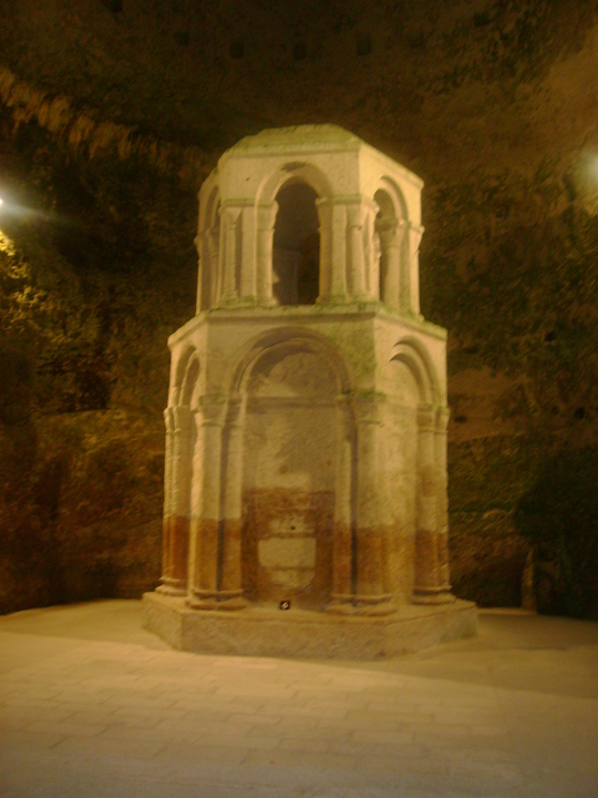 L'EGLISE MONOLITHE D'AUBETERRE . CHARENTE .