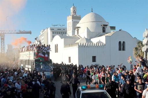 Samedi 03.05.2014 La parade du MCA dans les rues d\'Alger