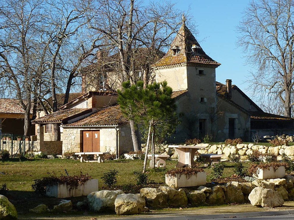 Castet-Arrouy--Mairie-Pigeonnier.jpg