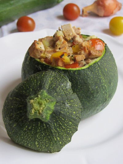 Courgette ronde farcie au tofu, tomates cerise et basilic