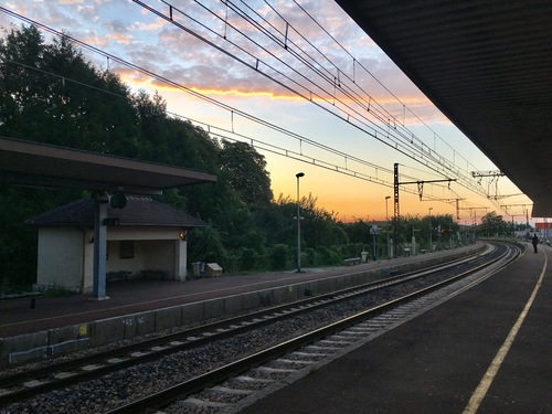 le soleil se lève sur le quai de la gare de Moret-sur-loing 