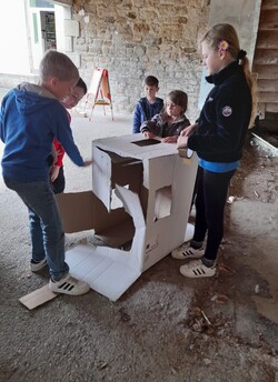 maternelle CE2 et CM : une cabane en carton