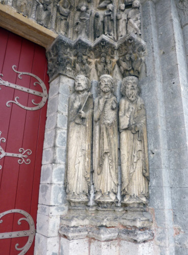 Saint-Loup de Naud détail du porche