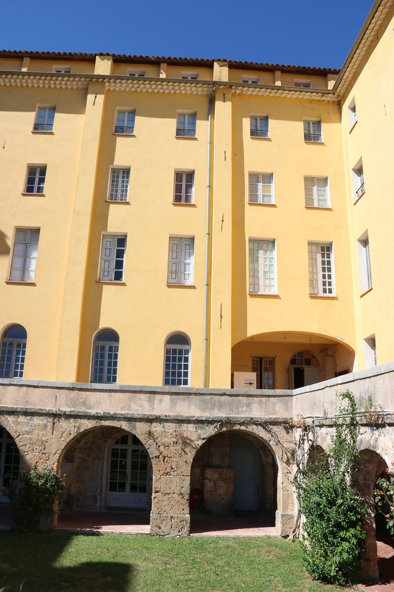 Vue partielle sur le cloitre